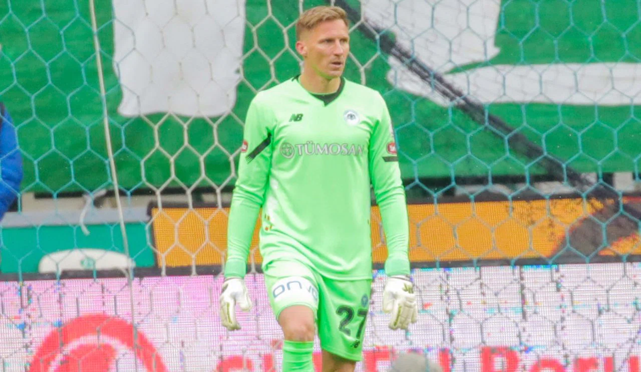 Konyasporlu kaleci, galibiyetin gelmemesine çok üzüldü