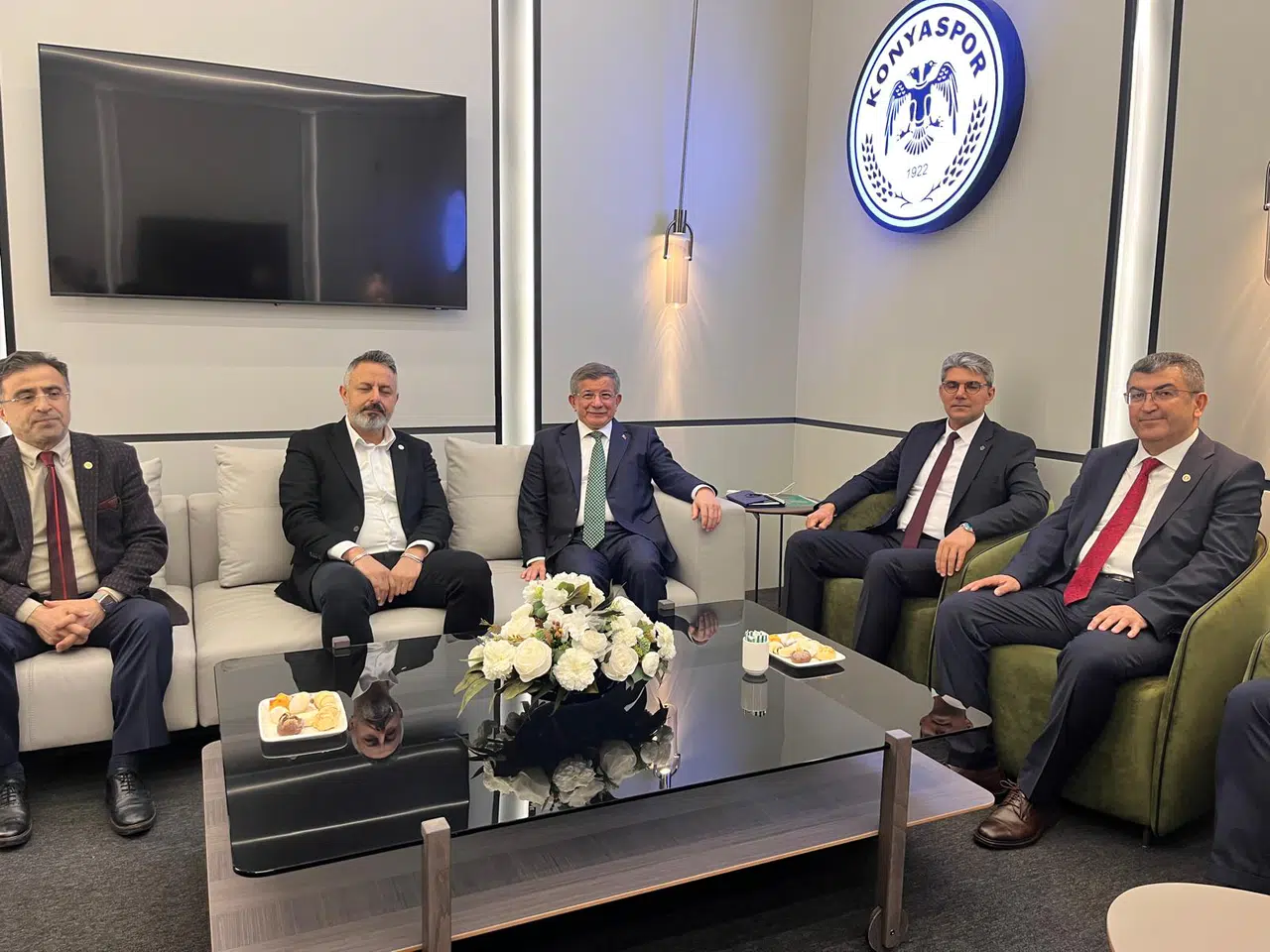 Ahmet Davutoğlu, Konyaspor'u ziyaret etti