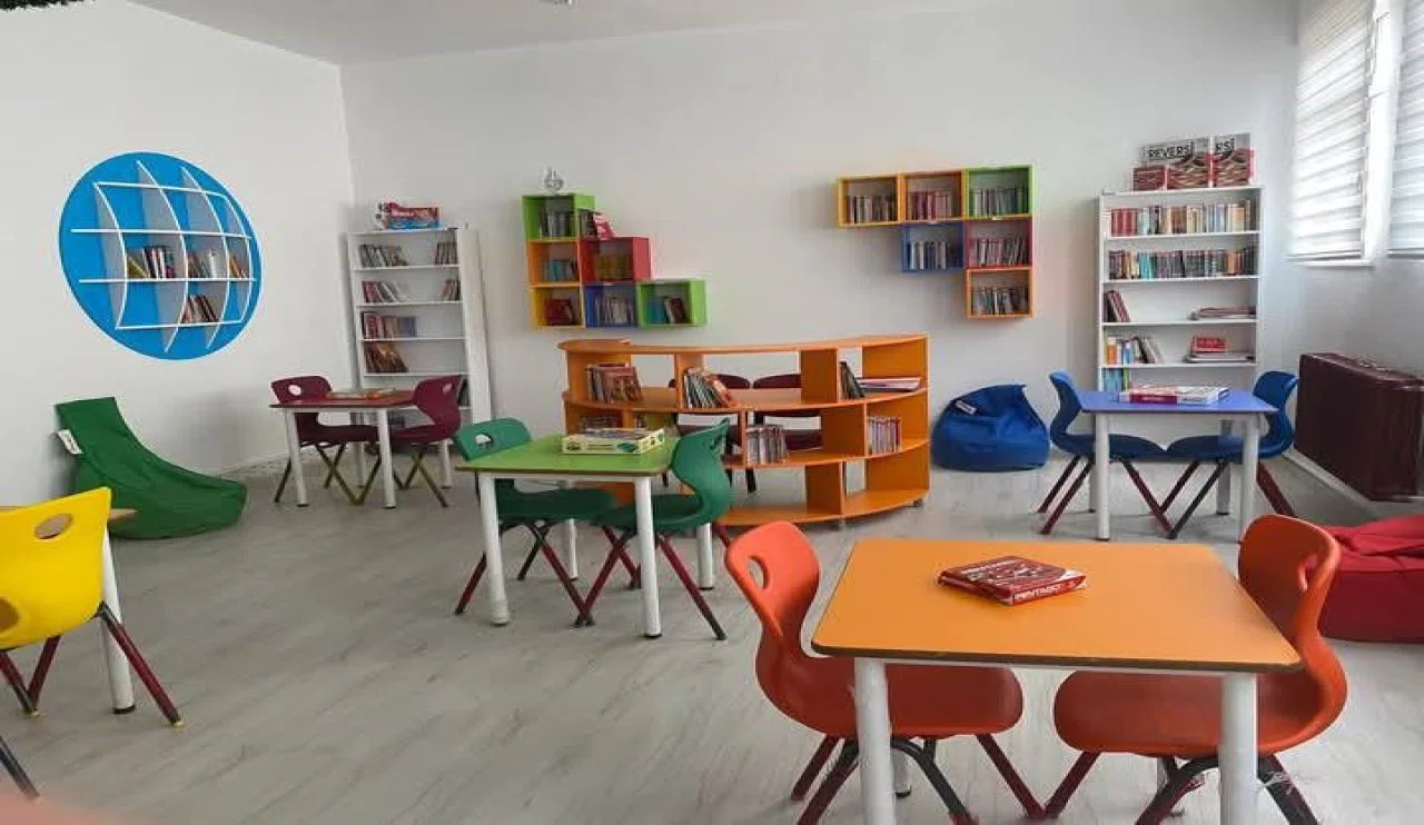 Konya'da hayırsever aile okula kütüphane yaptırdı