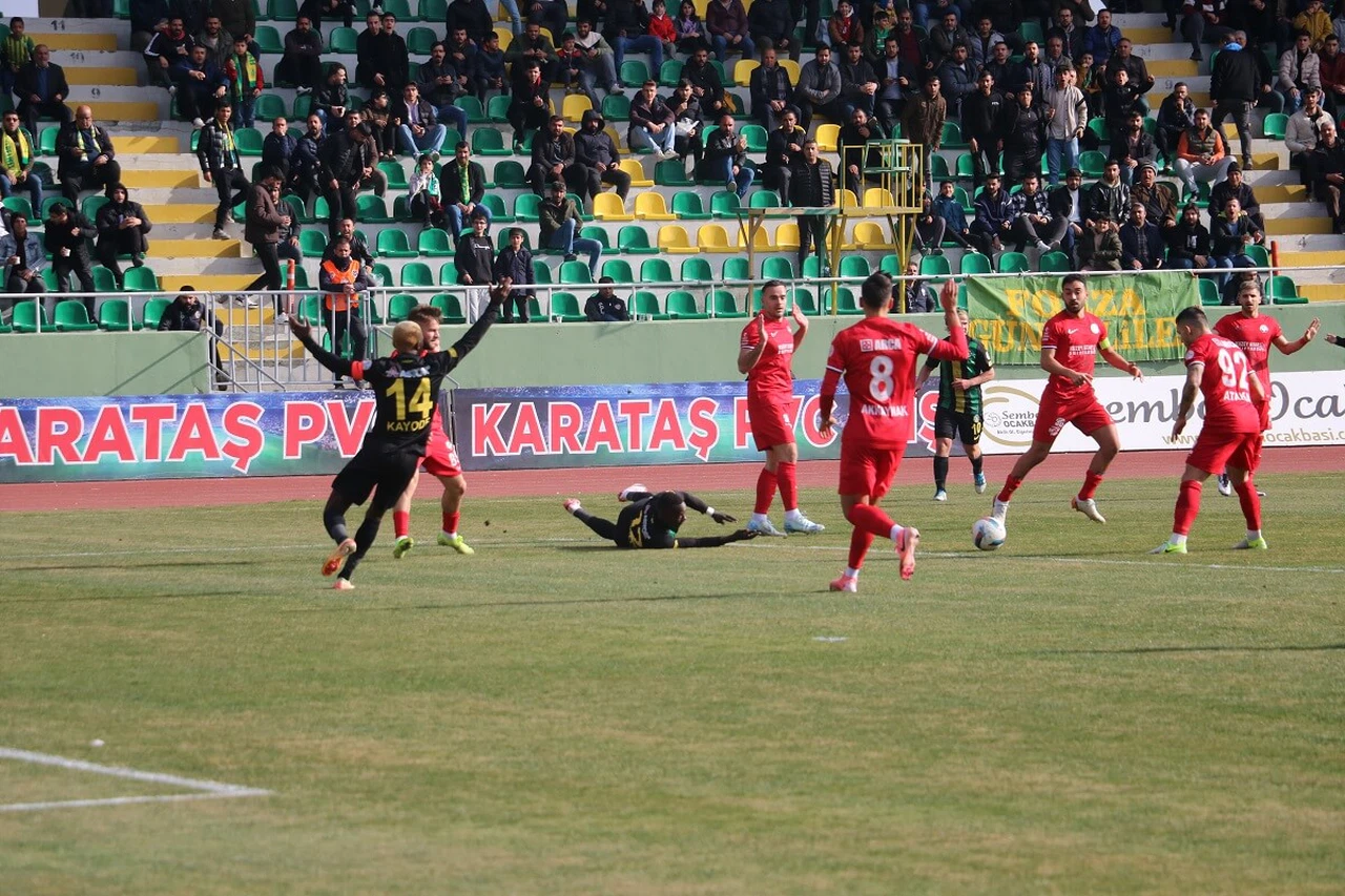 Konyaspor’un rakibi zirve yarışında yara aldı