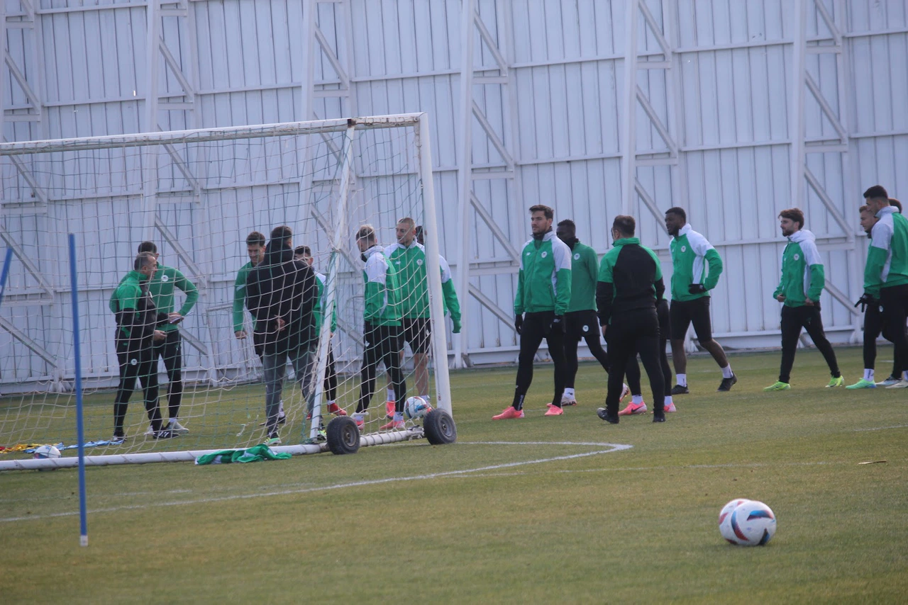 Konyaspor, zorlu Fenerbahçe maçının mesaisine başladı
