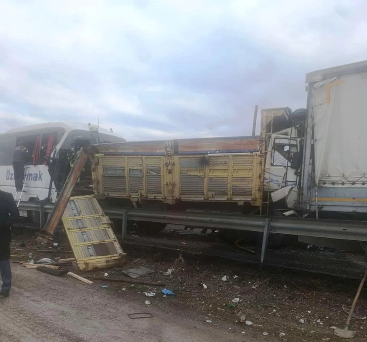 Konya'da yolcu otobüsü kaza kaptı! 3 ölü, 33 yaralı