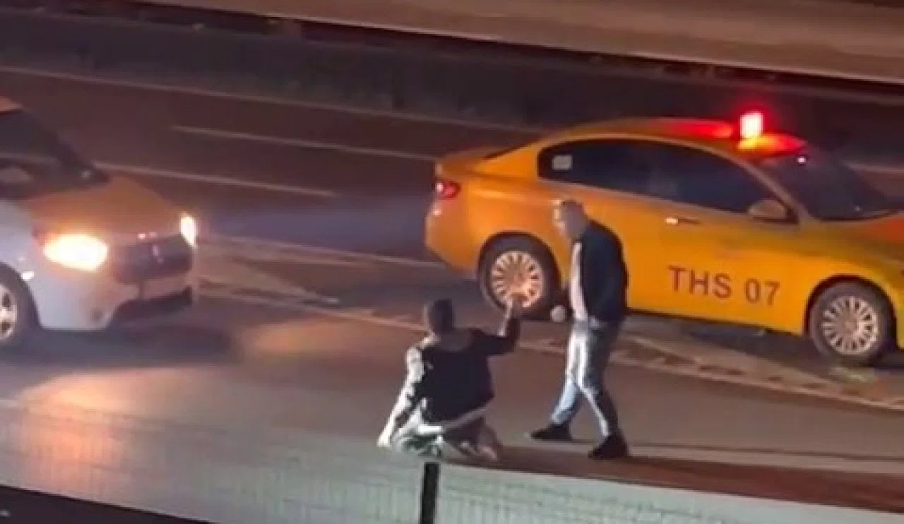 Taksi sürücüsü ücretini alamayınca yolcusunu tekme tokat dövdü