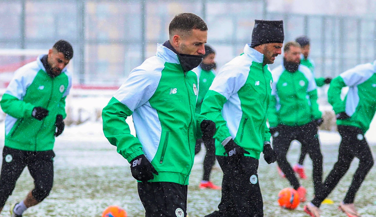 Konyaspor, son idmanını Kayseri’de yoğun kar yağışı altında yaptı