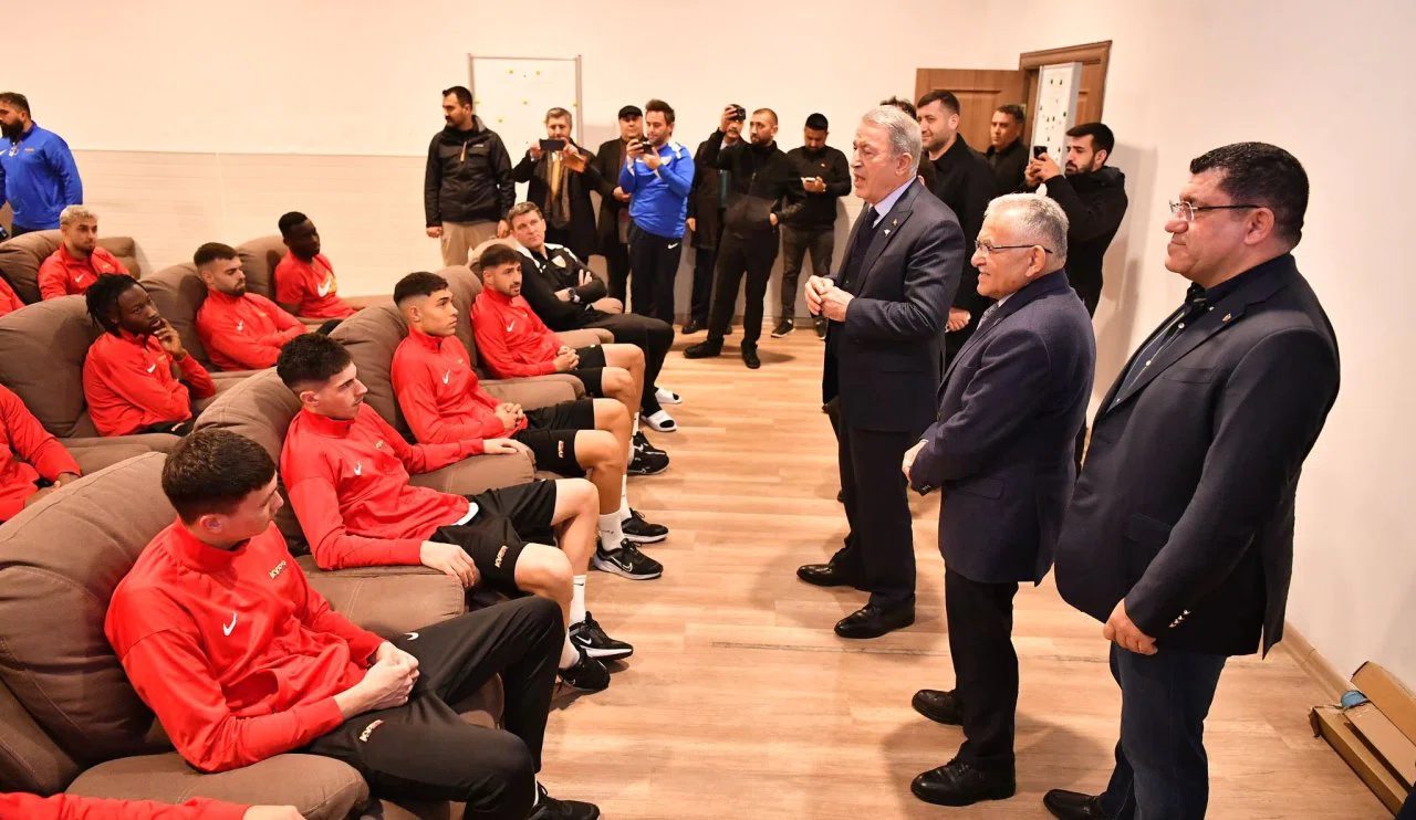 Hulusi Akar'dan Kayserispor- Konyaspor maçı öncesi ziyaret! Maçın önemini oyunculara anlattı