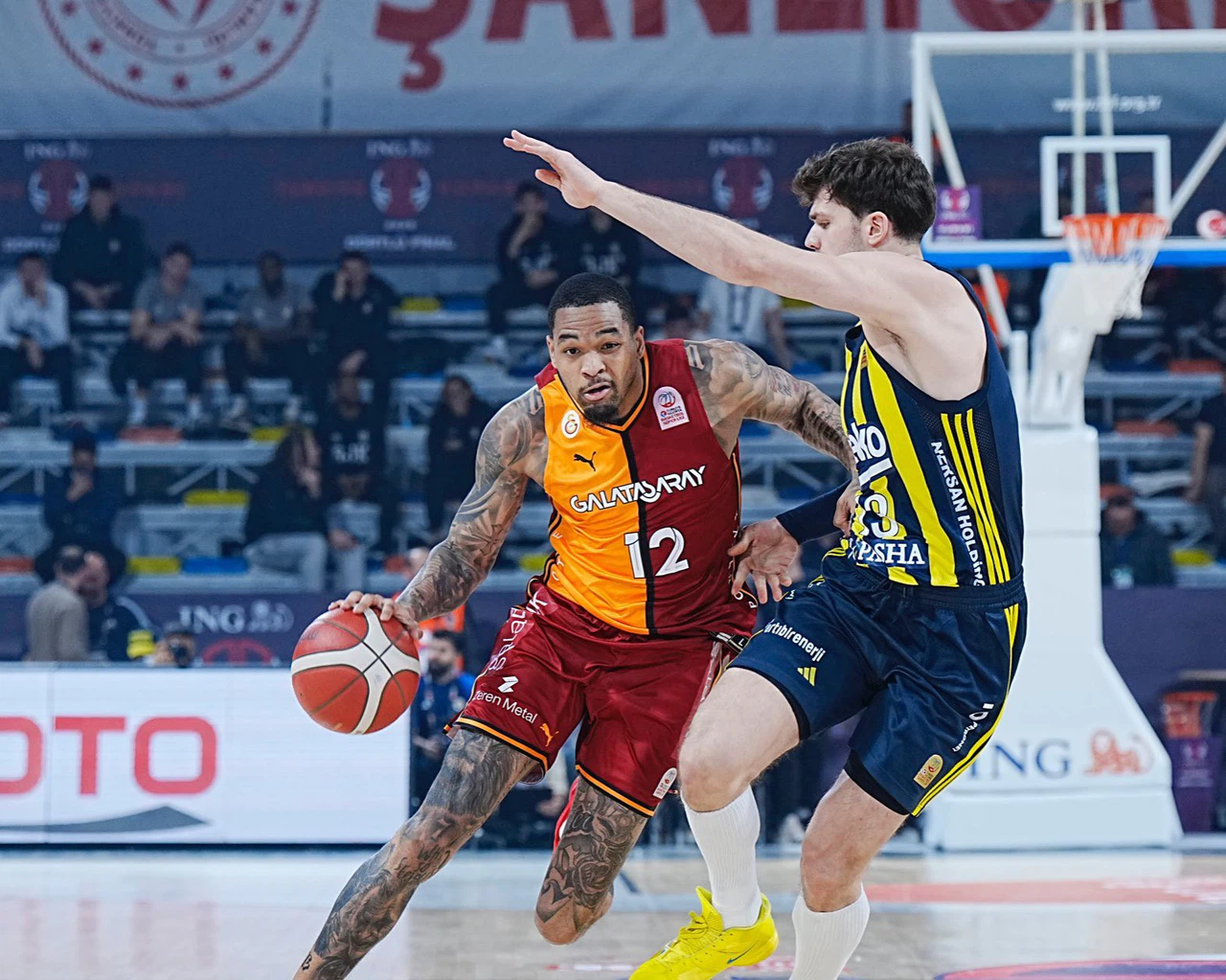 Fenerbahçe - Galatasaray derbisinde olay! Seyirciler dışarı çıkarıldı