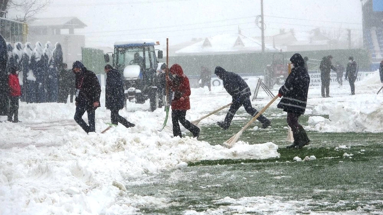 Futbolda maçlar ertelendi