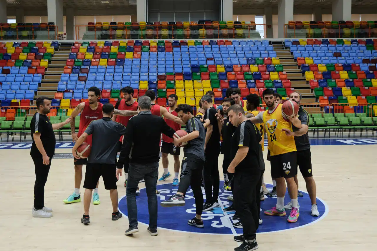 Konya BBSK, zorlu maç için İstanbul'a gitti