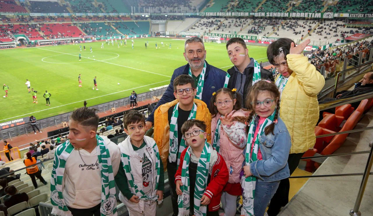 Konyaspor’a şans getiren minik yürekler: DOSD Meram’ın özel çocukları tribünlerde!