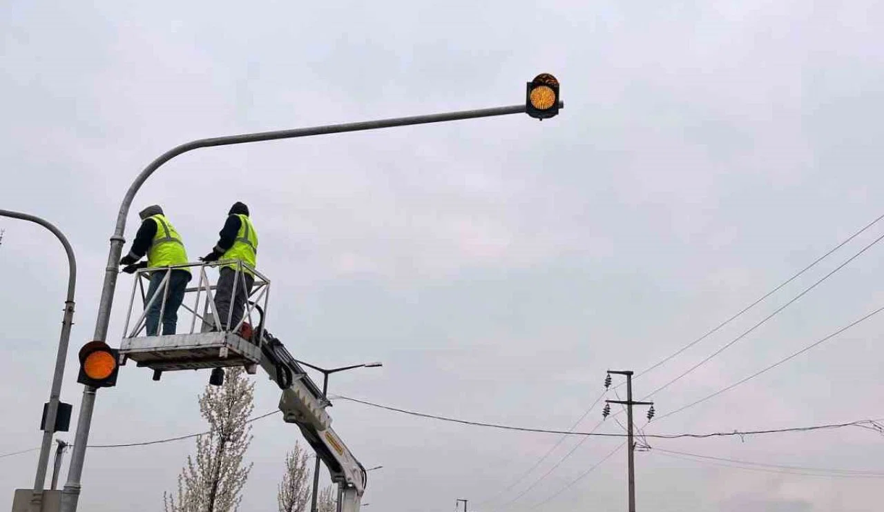 Kazada trafik ışıkları gitti! Bakın sonra ne oldu...