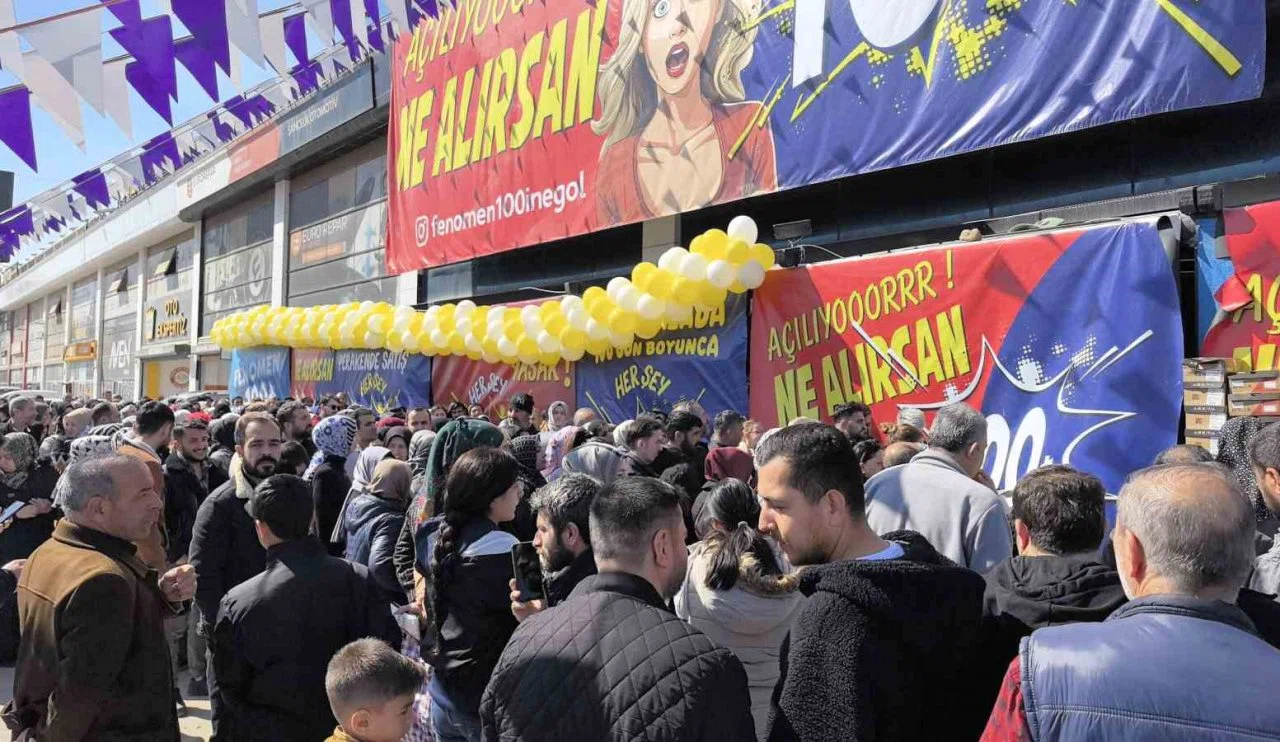 İndirim arbedeye neden oldu! Birbirlerini böyle ezdiler