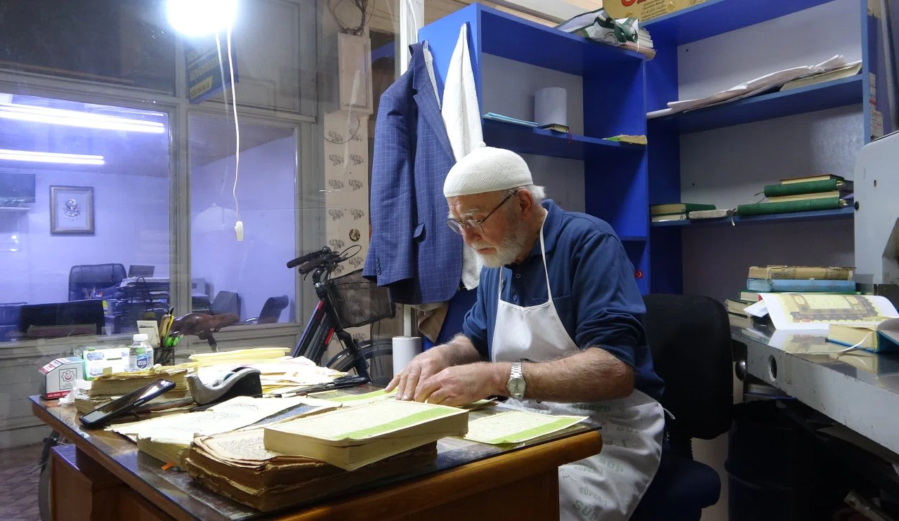 Yarım Asırlık Meslek: Özcan, Konya'da Ciltçiliği Yaşatmaya Çalışıyor