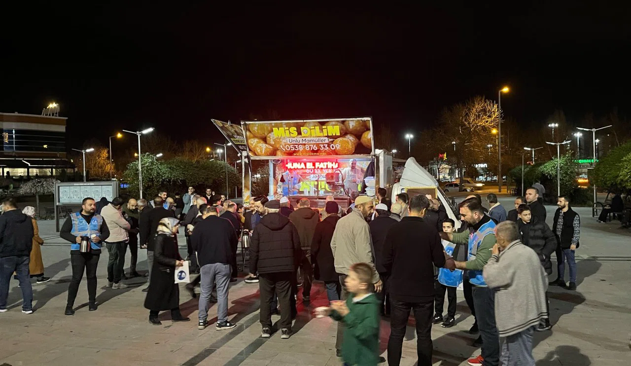 Konya'da Anahtar Parti'nin programına yoğun ilgi: Lokma ikram edildi