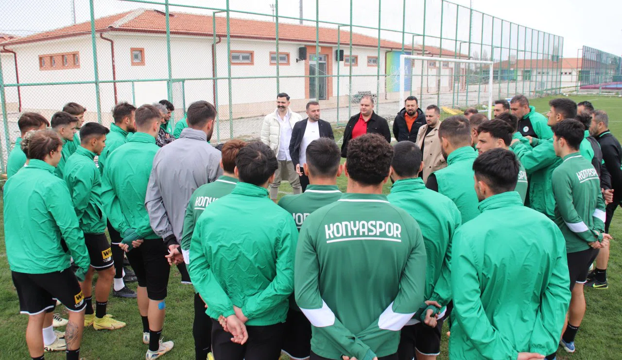 1922 Konyaspor, 3 puan için kenetlendi! Yönetim ve takım buluştu