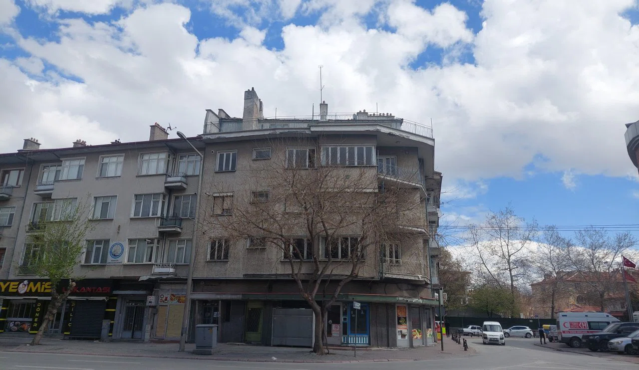 Konya'da yıkım kararı verilen bina boşaltıldı