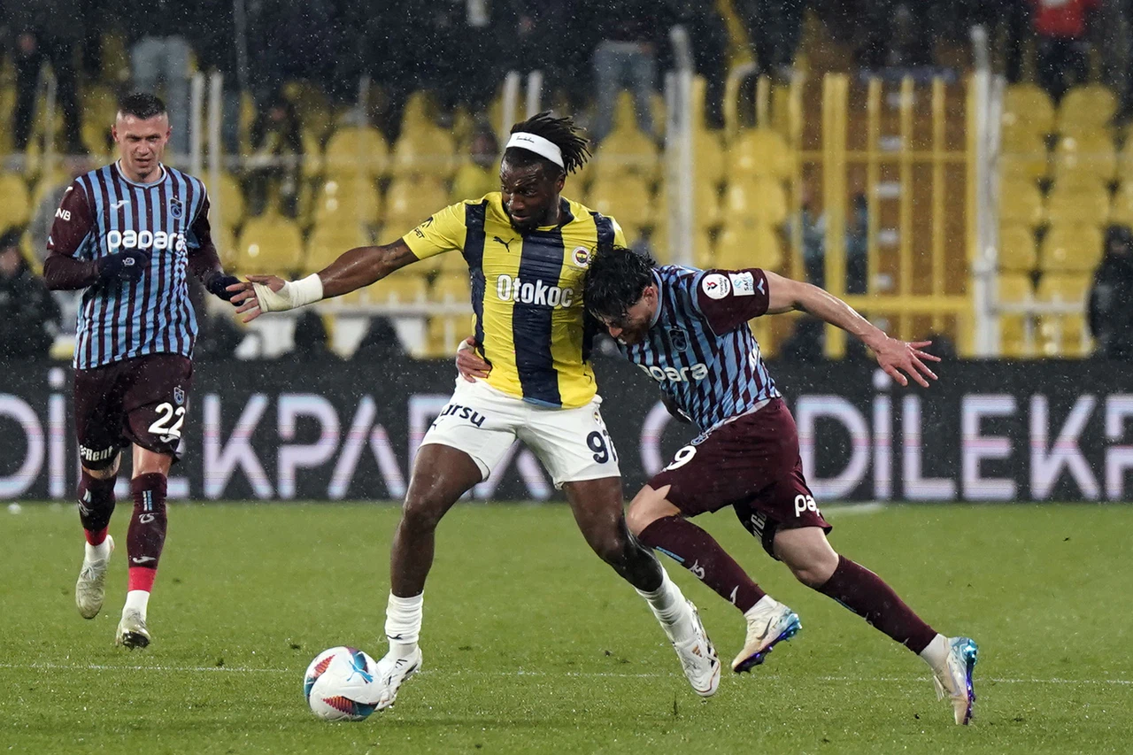 Fenerbahçe geriden gelerek farklı kazandı! Lider ile farkı 3'e indirdi