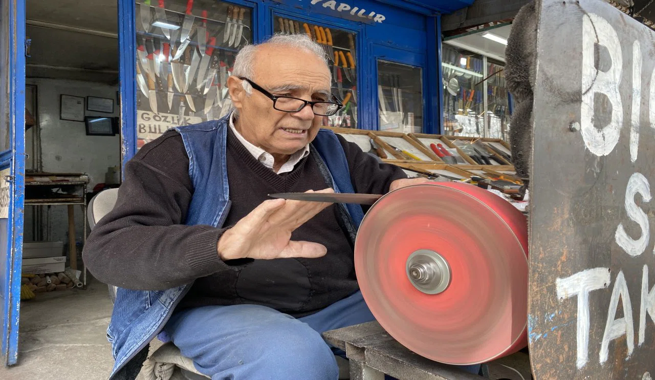 81 yaşındaki Konyalı bıçak ustası azmiyle gençlere taş çıkarıyor