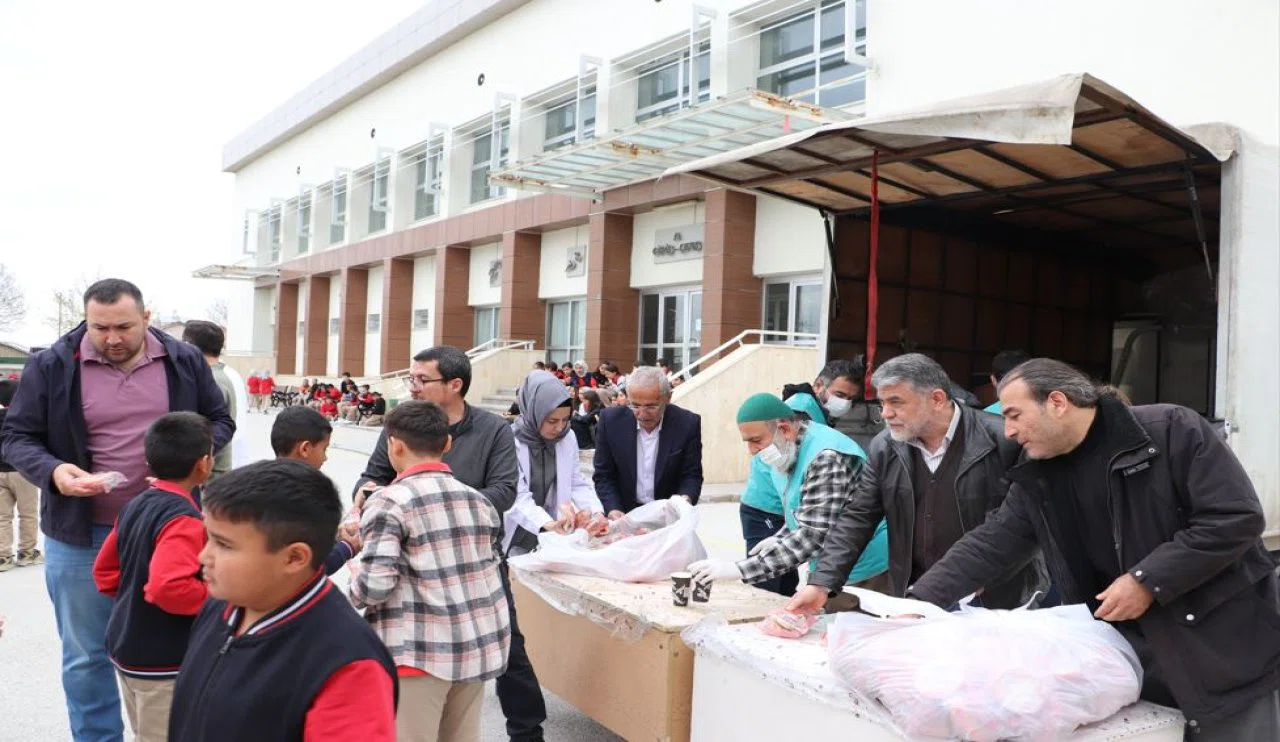 Cansuyu Derneği, 7000 öğrenciye ikramda bulundu