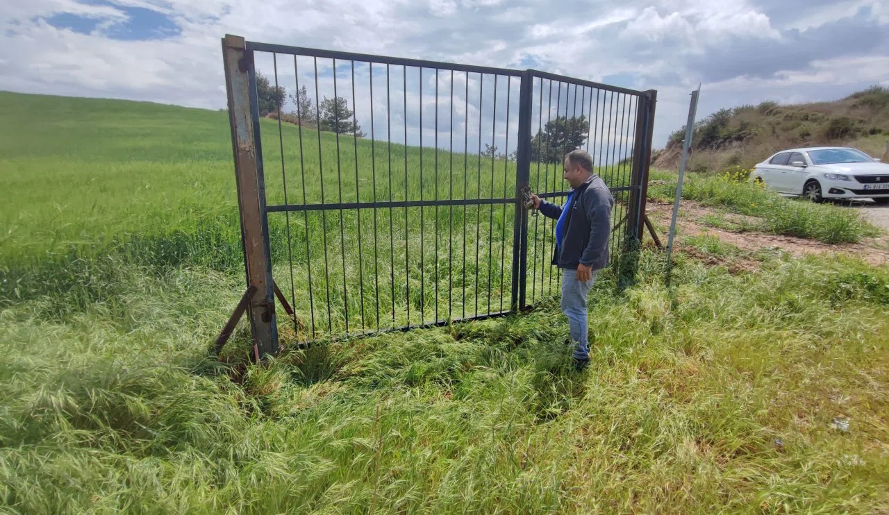 Nasrettin Hoca'yı hatırlatan tarla kapısı sosyal medyada gündem oldu