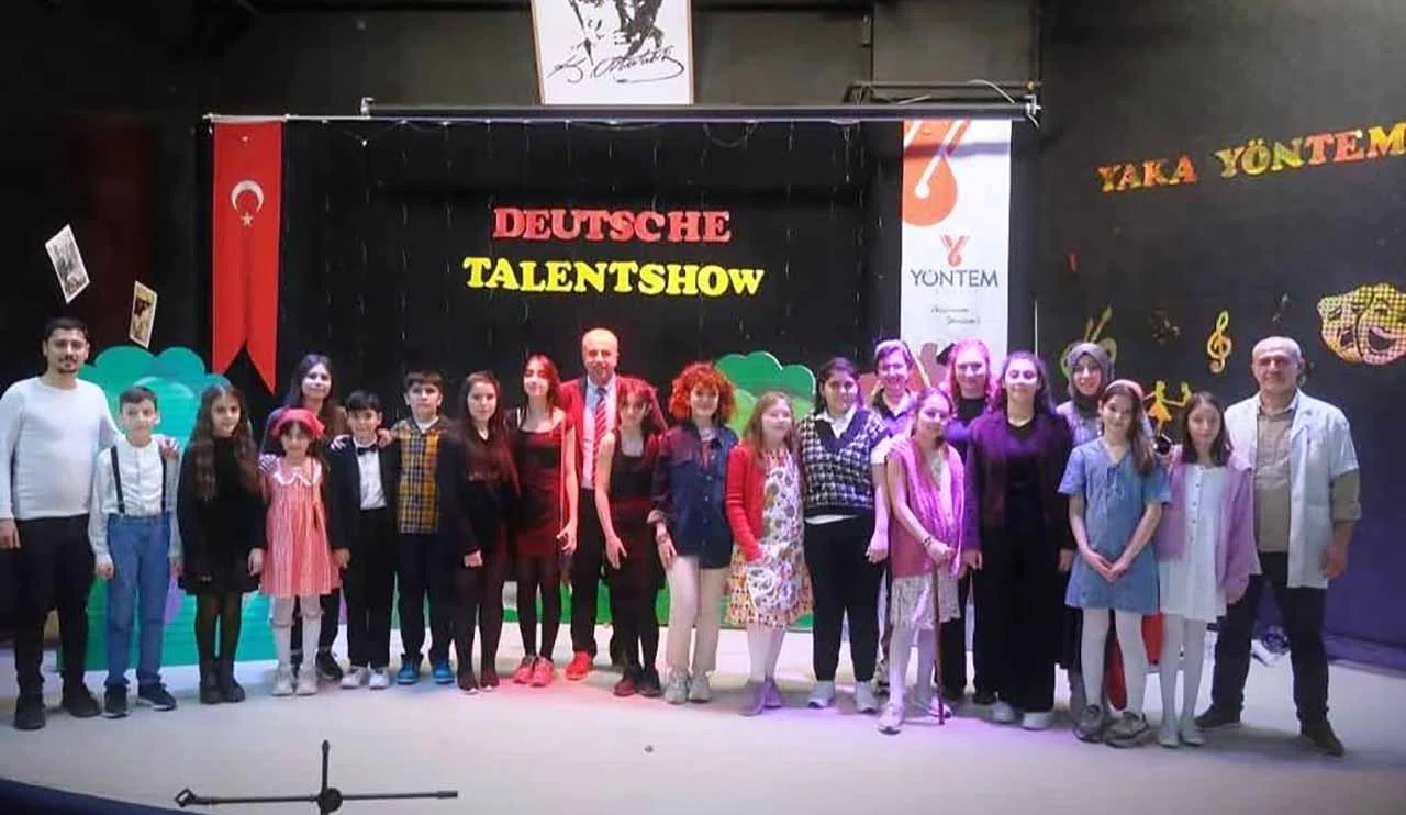 Konya'da Yöntem Koleji’nde Almanca Gecesi Büyüledi: Öğrencilerin Performansı Alkışlandı