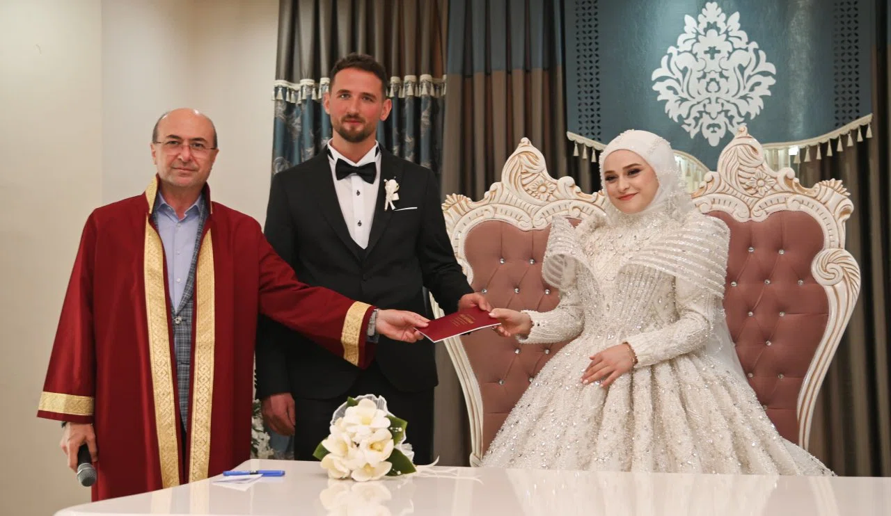 Konyalı başkan, genç çiftin mutluluğuna ortak oldu ve nikahı kıydı!