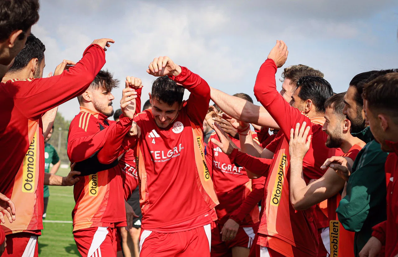 Konyaspor maçına hazırlanan Antalyaspor’da kutlama