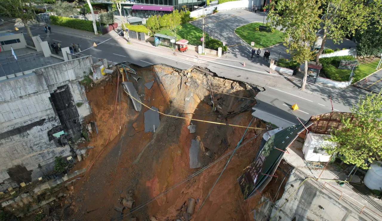 Maslak’ta yol çöktü! Doğalgaz patlaması korkuttu