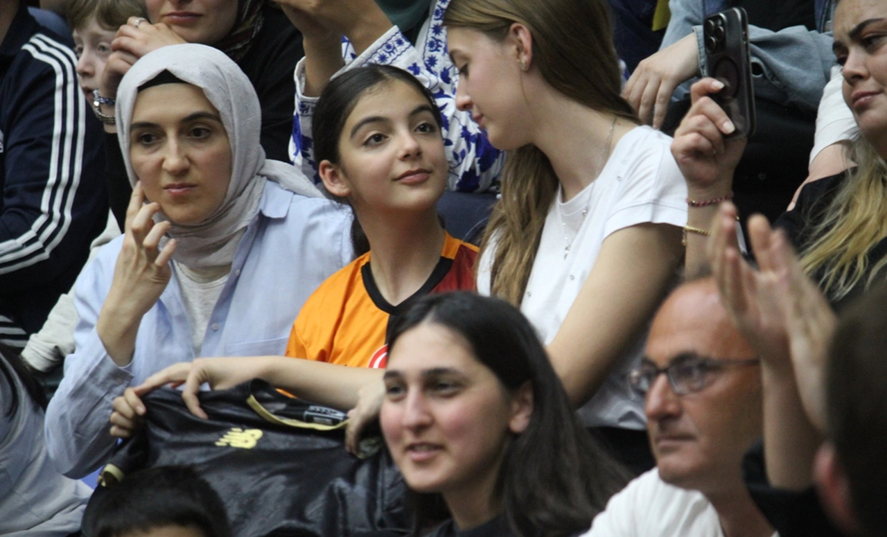 Konya'daki maçta sürpriz anlar! Galatasaray formasını çıkardı, Konyaspor formasını giydi