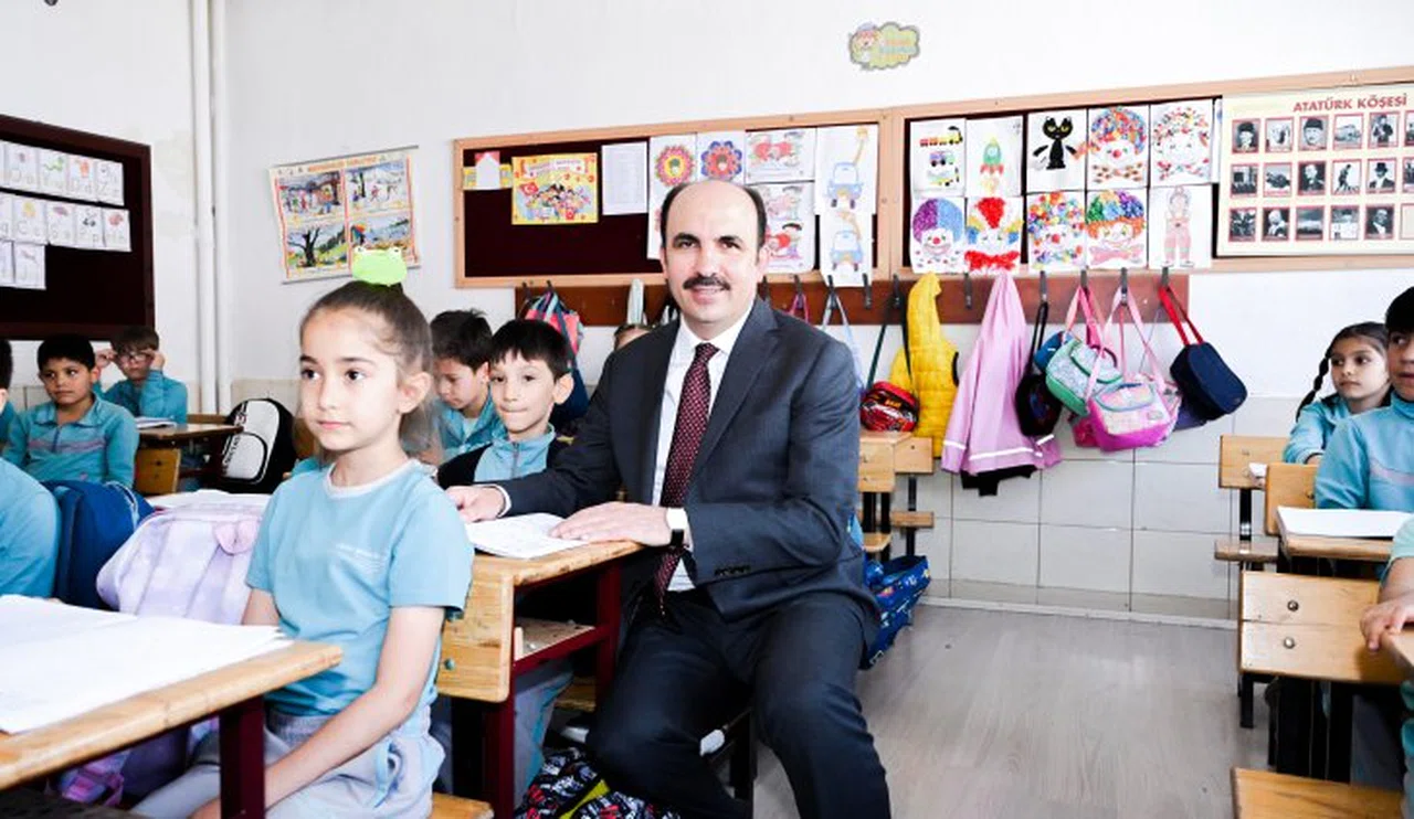 Uğur İbrahim Altay, okulda