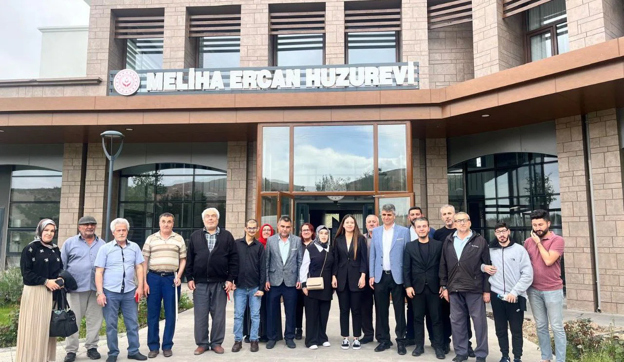 Dünya Görmeyenler Derneği’nden Huzurevinde Duygusal Anneler Günü Etkinliği