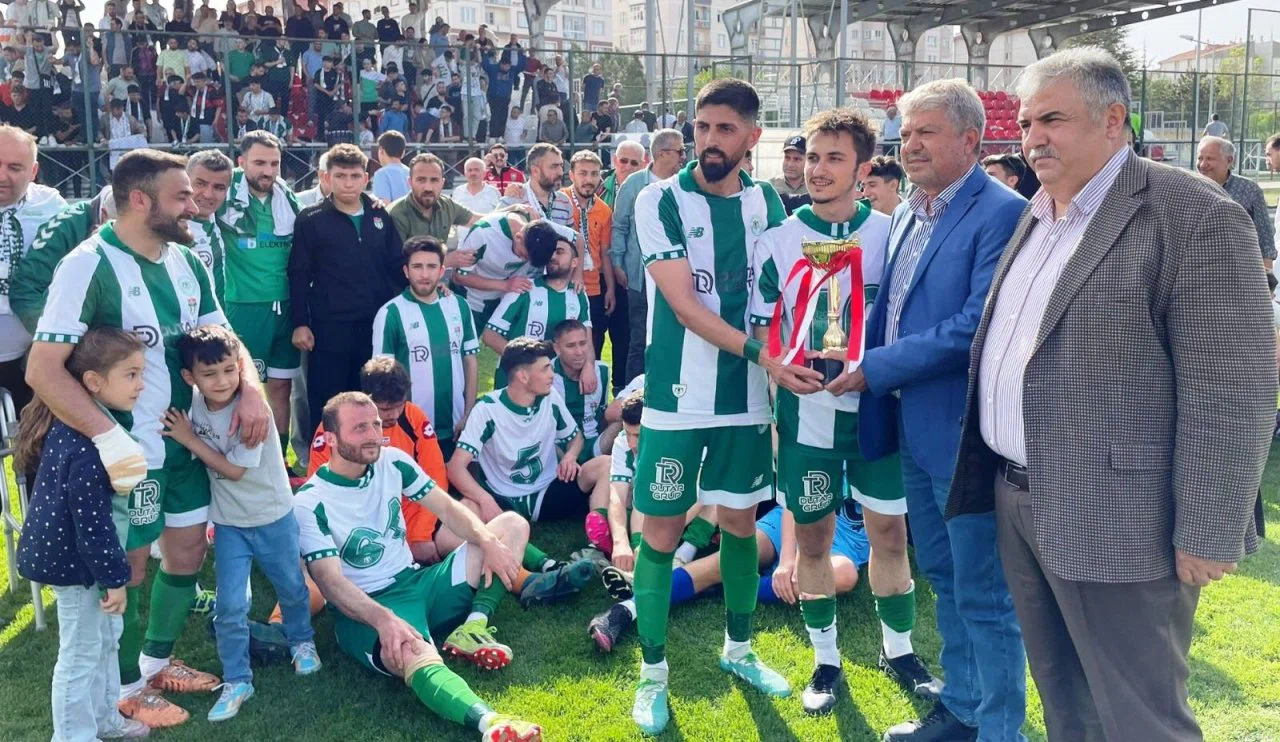 Bozkır Gençlerbirliği şampiyonluk kupasını aldı