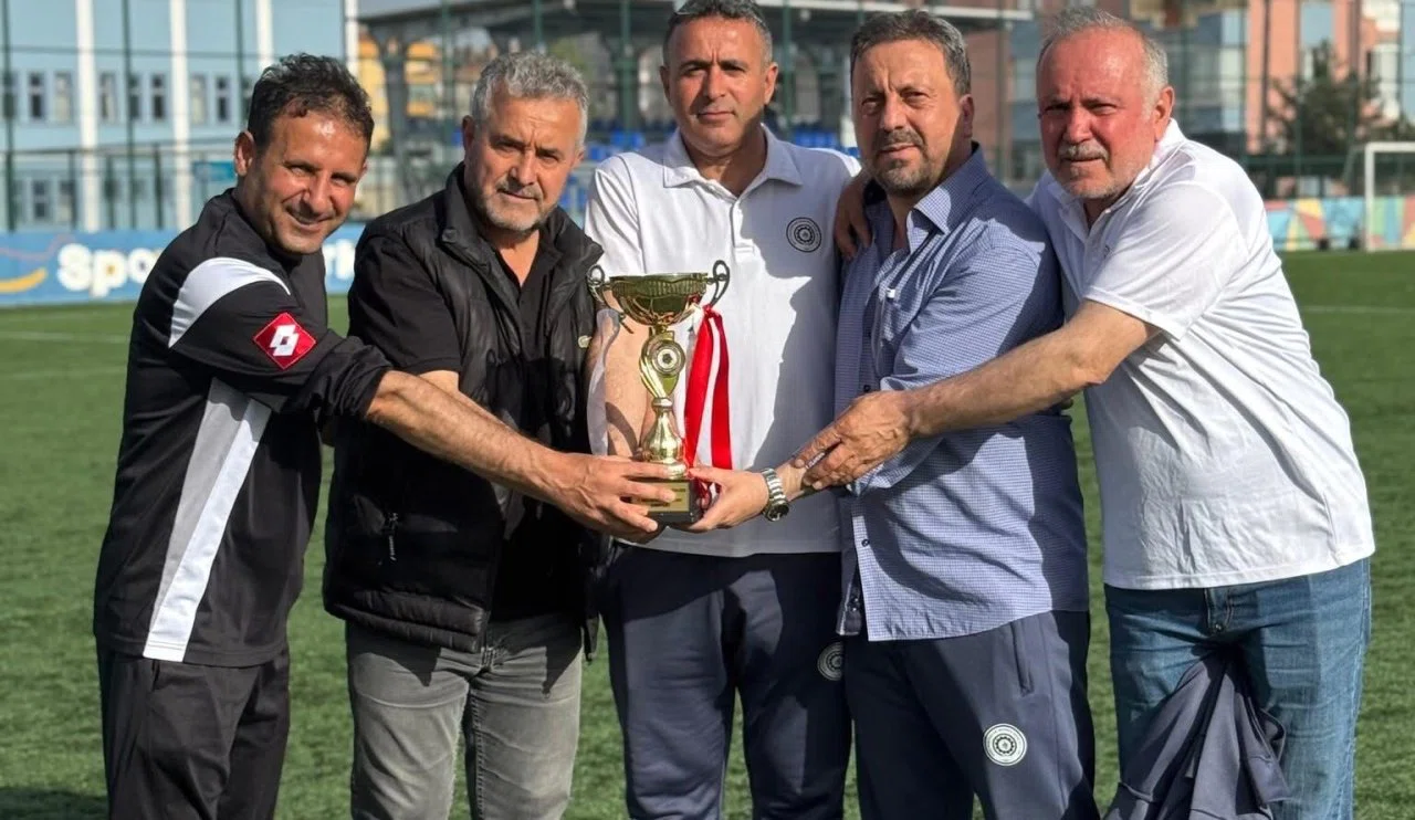 Paye Masterler Monivaspor şampiyonluk kupasını kaldırdı