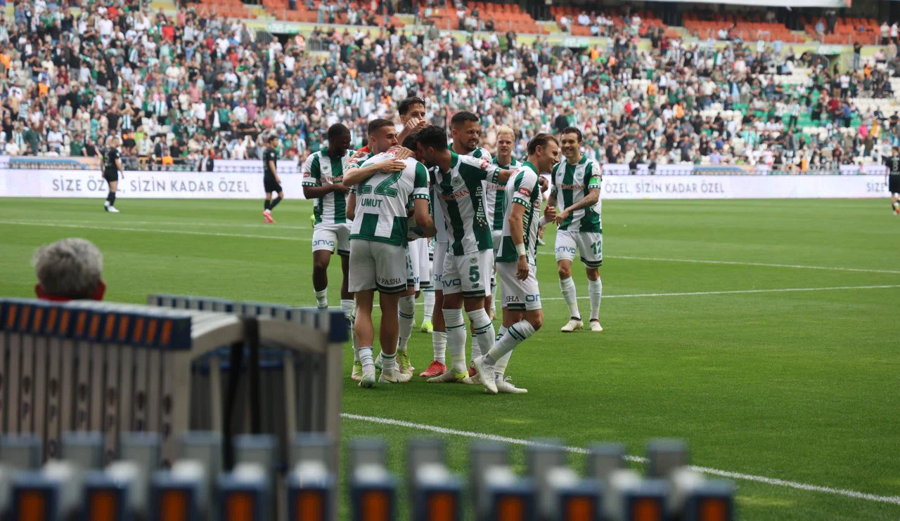 Konyasporlu iki oyuncu altın karmada