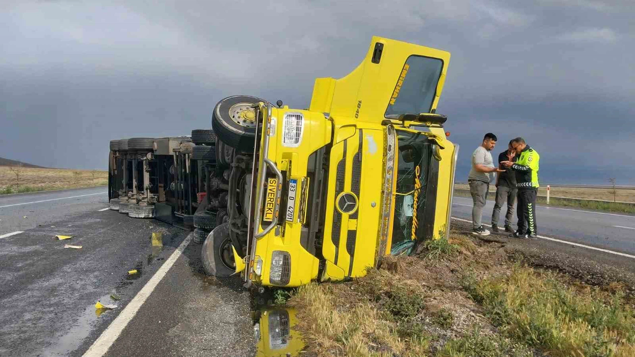 Konya’da garip olay! Tır devrildi, 29 angus kayboldu! Anguslar nerede merak konusu oldu