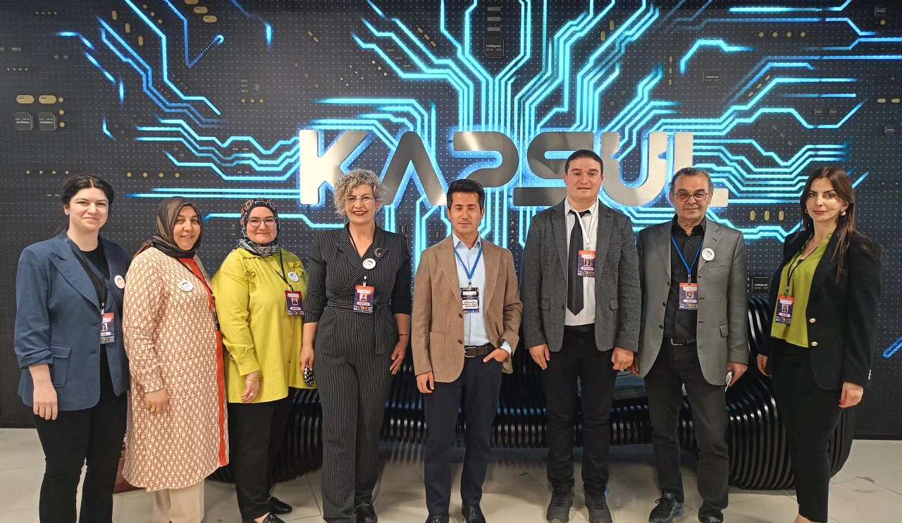 Tahtadan Tablete: Öğretmenlerle Geleceğe STEM'li Adımlar