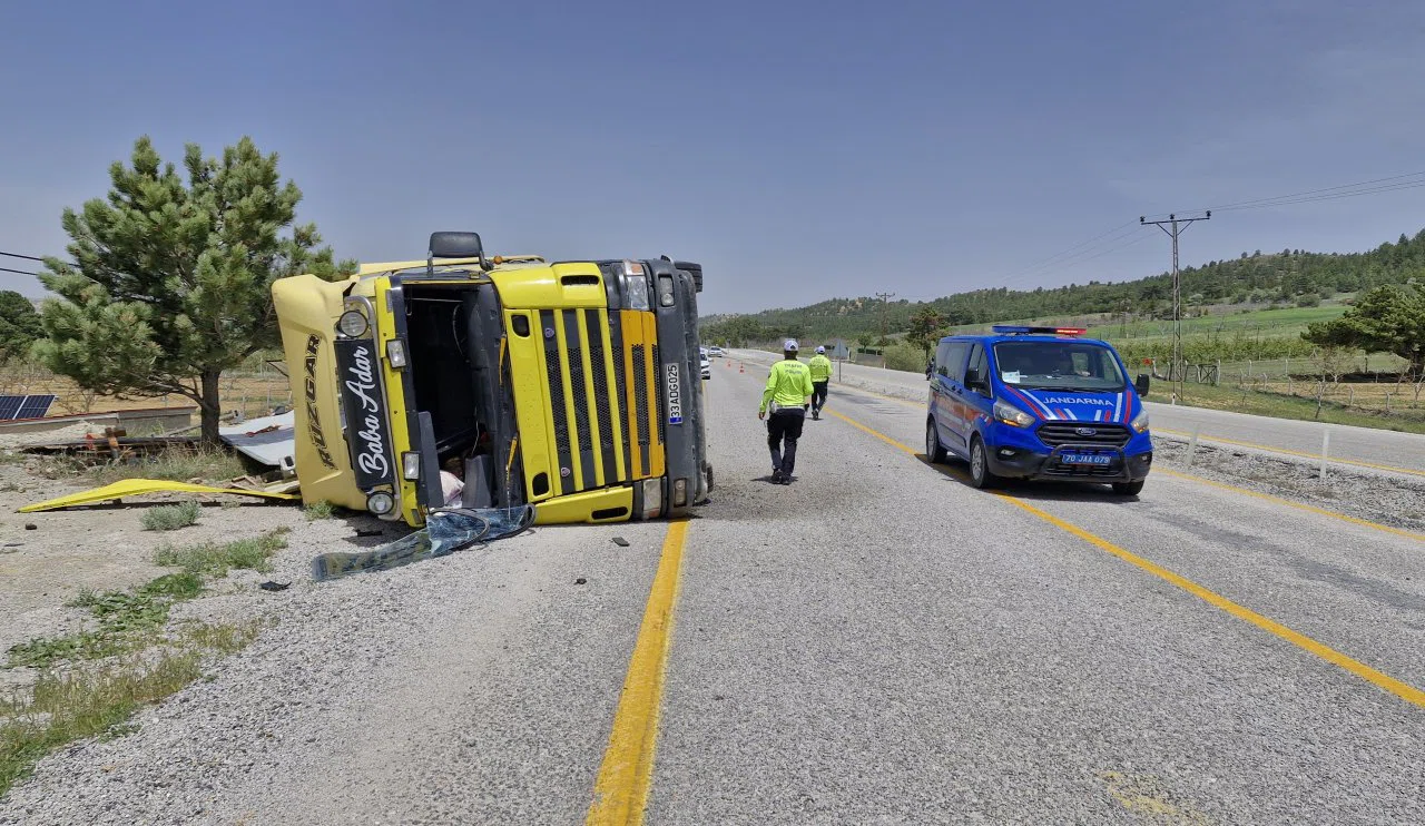 Karaman’da devrilen tırın sürücüsü yaralandı