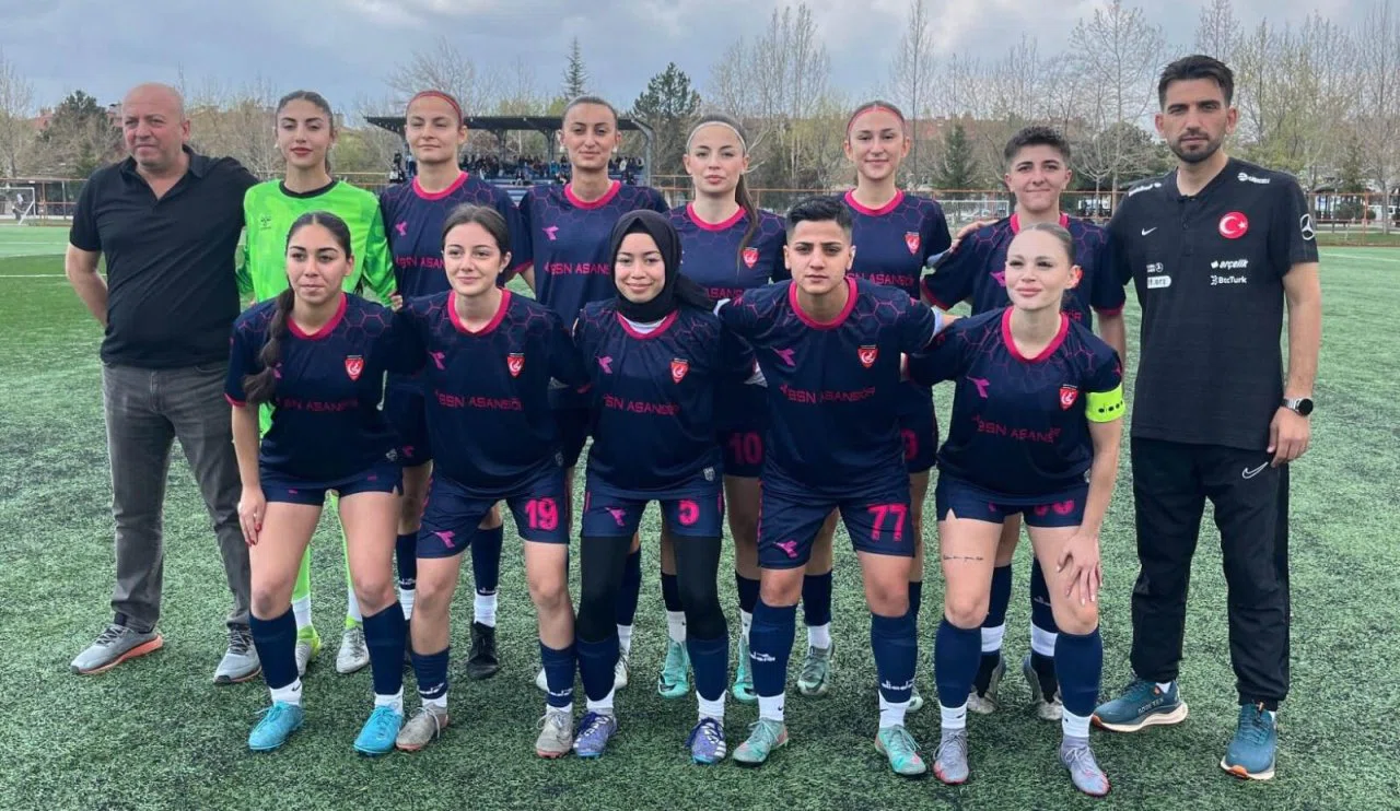 Kadınlar Futbol 1. Ligine yükselmeyi başardılar! Genç Ülküm'de bayram havası