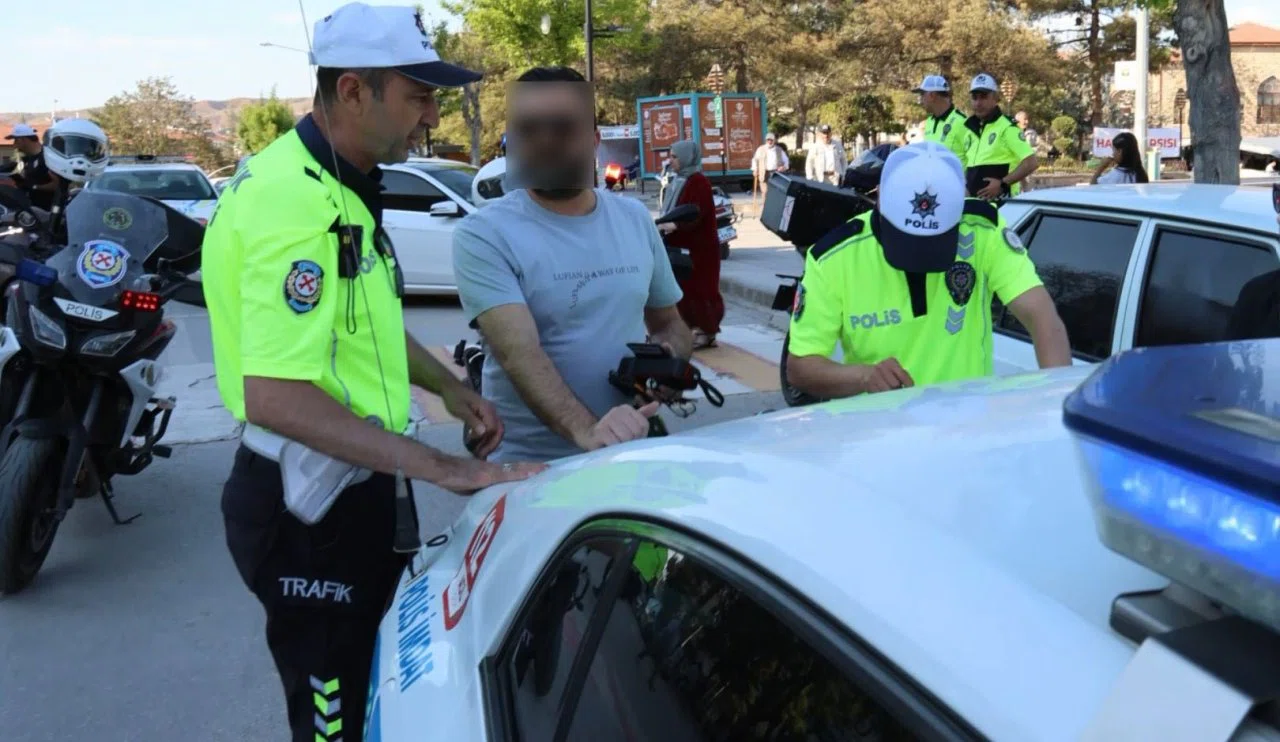 Yer: Aksaray! Ehliyet, kask, sigorta yok, 20 bin lira ceza var