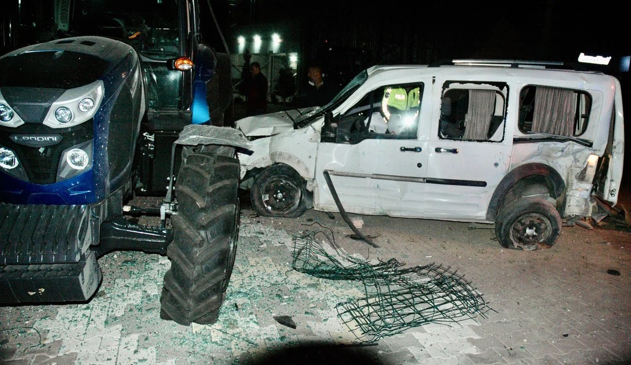 Konya'da hafif ticari araç traktöre çarptı! 1 ölü