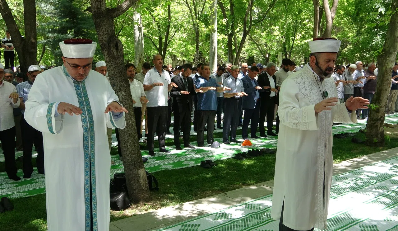 Konya'da eller yağmur için semaya kalktı