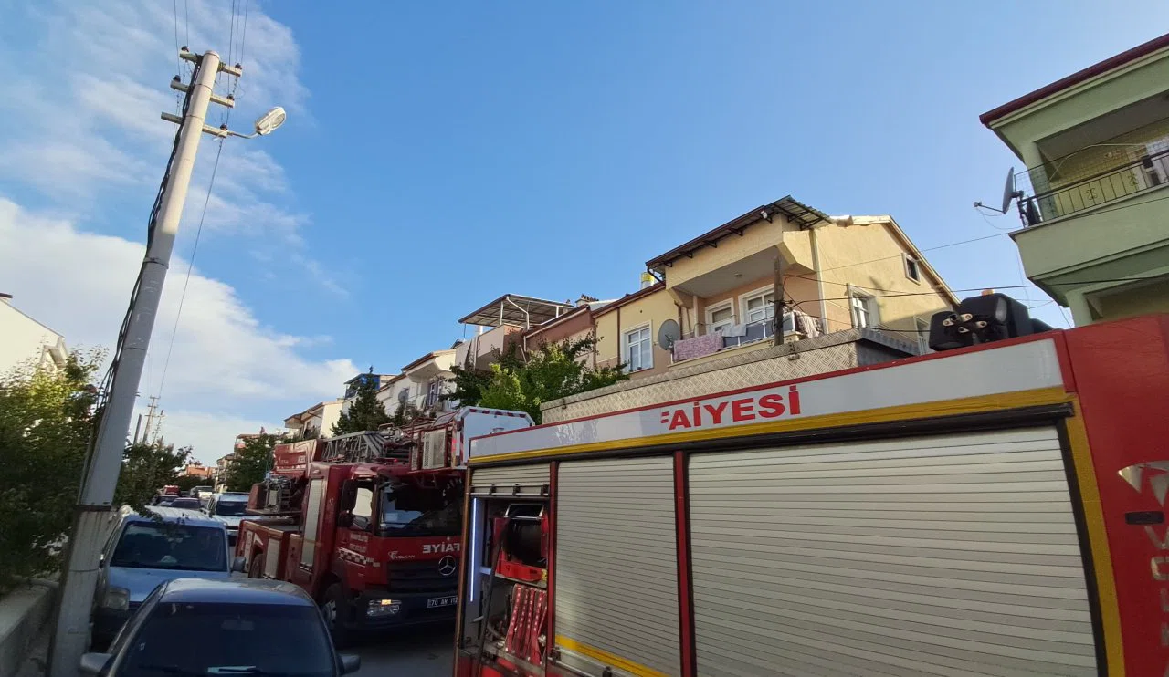 Öfkeli koca evin çatısını ateşe verdi