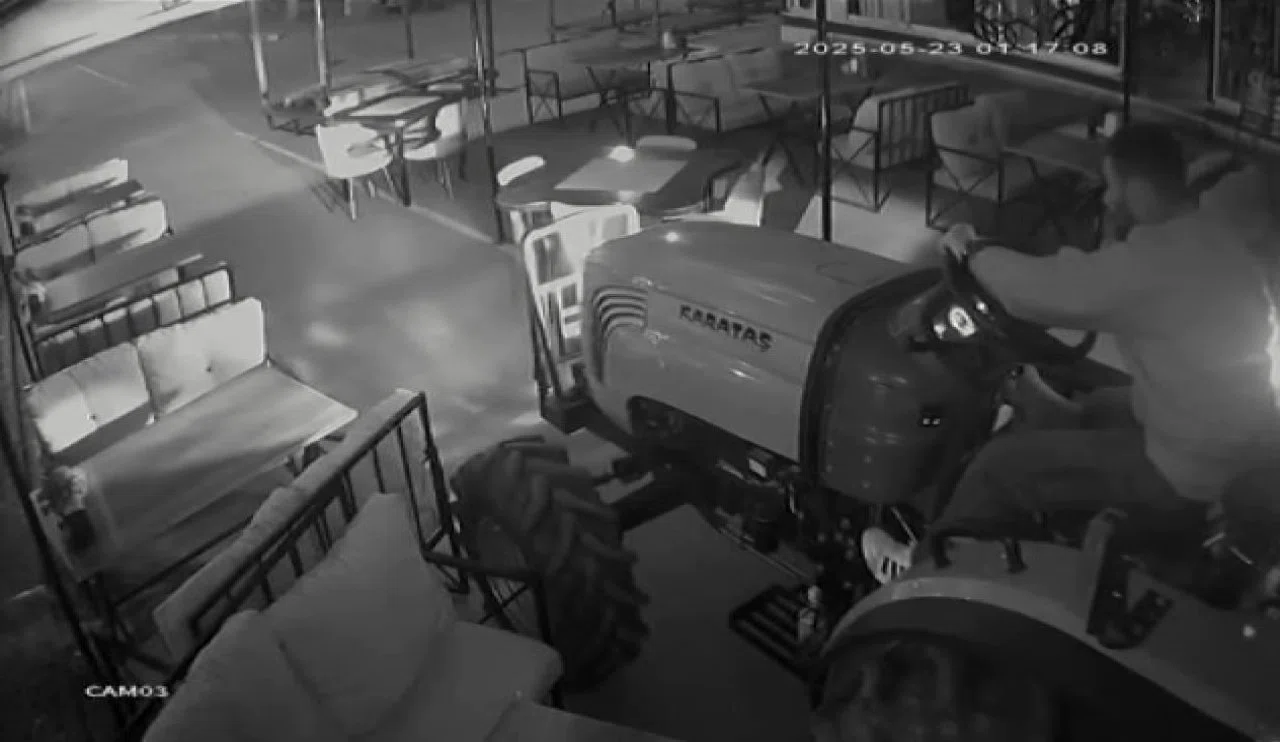 Alkollü sürücü traktör ile kafeye daldı