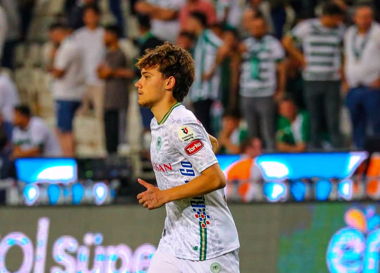 Konyaspor'a Fenerbahçe'den transfer olmuştu! Genç oyuncu, kariyerinde bir ilki yaşadı