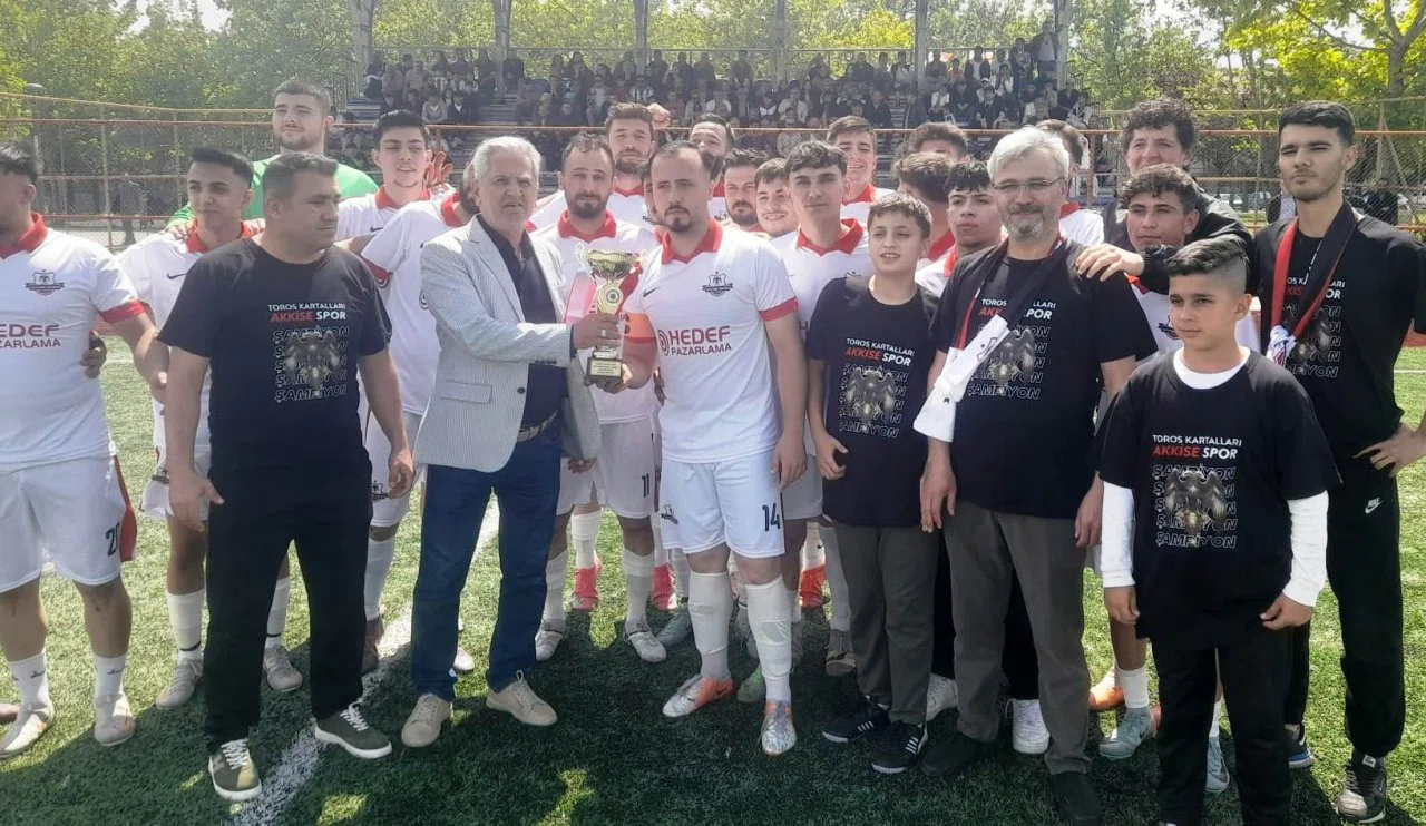 Akkise Spor 1. Amatör Küme’de! Şampiyonluk Kupasını Kaldırdı