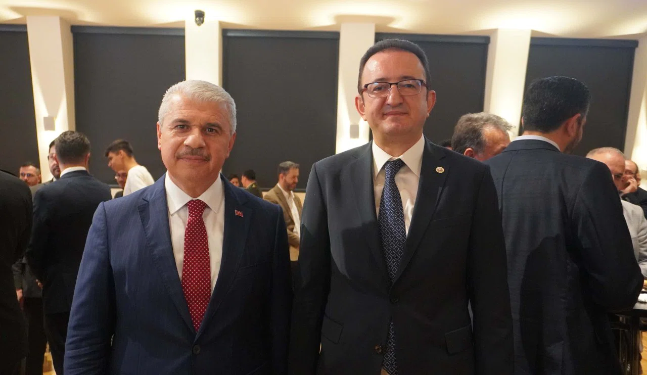 Bayramlaşmada Gülümseten Diyalog: “Muhalefet Olmak Gençleştiriyor Herhalde”