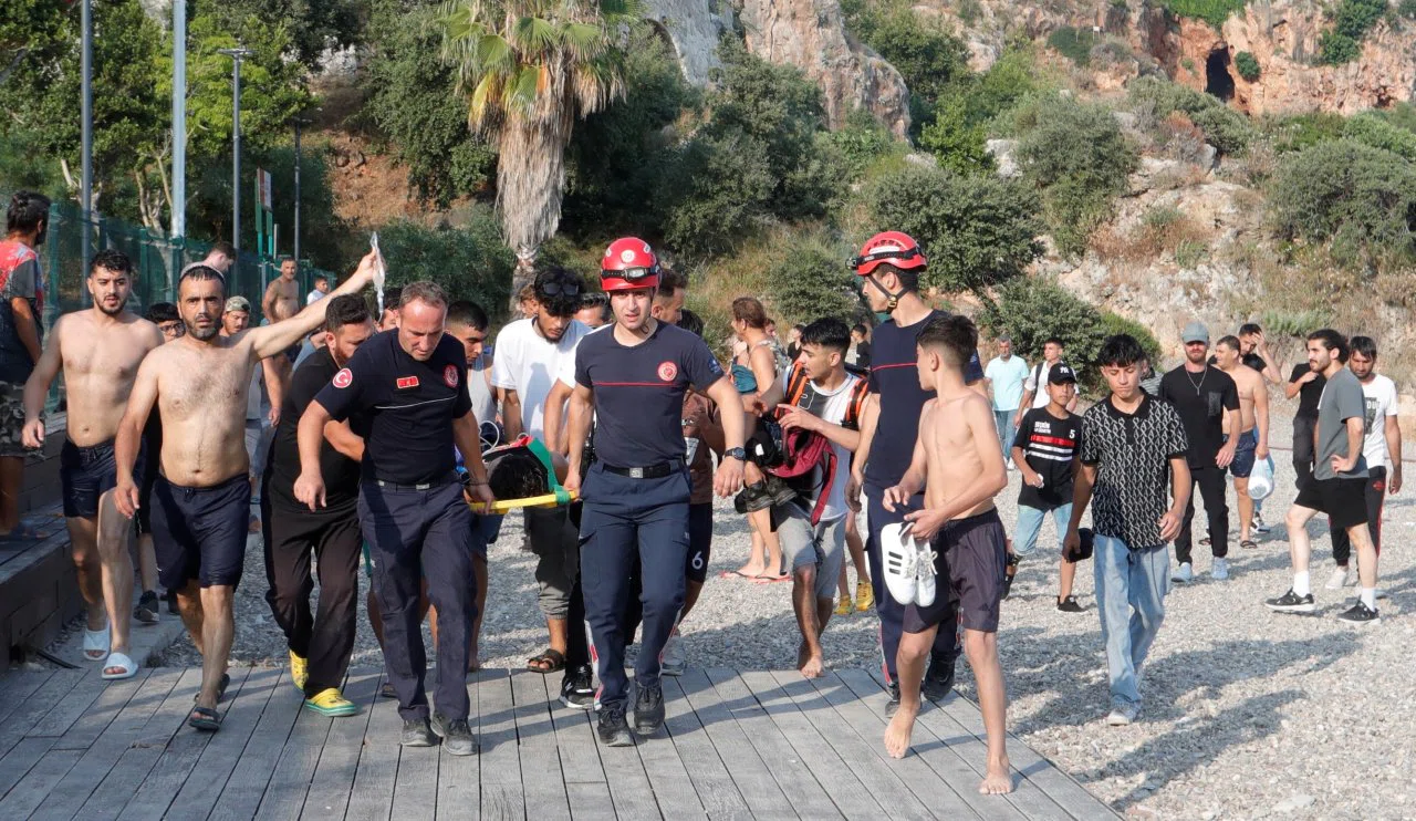Aksiyon Heyecanı, Ölüm Korkusuna Dönüştü: Falezlerden Atlayan Genç Ağır Yaralandı