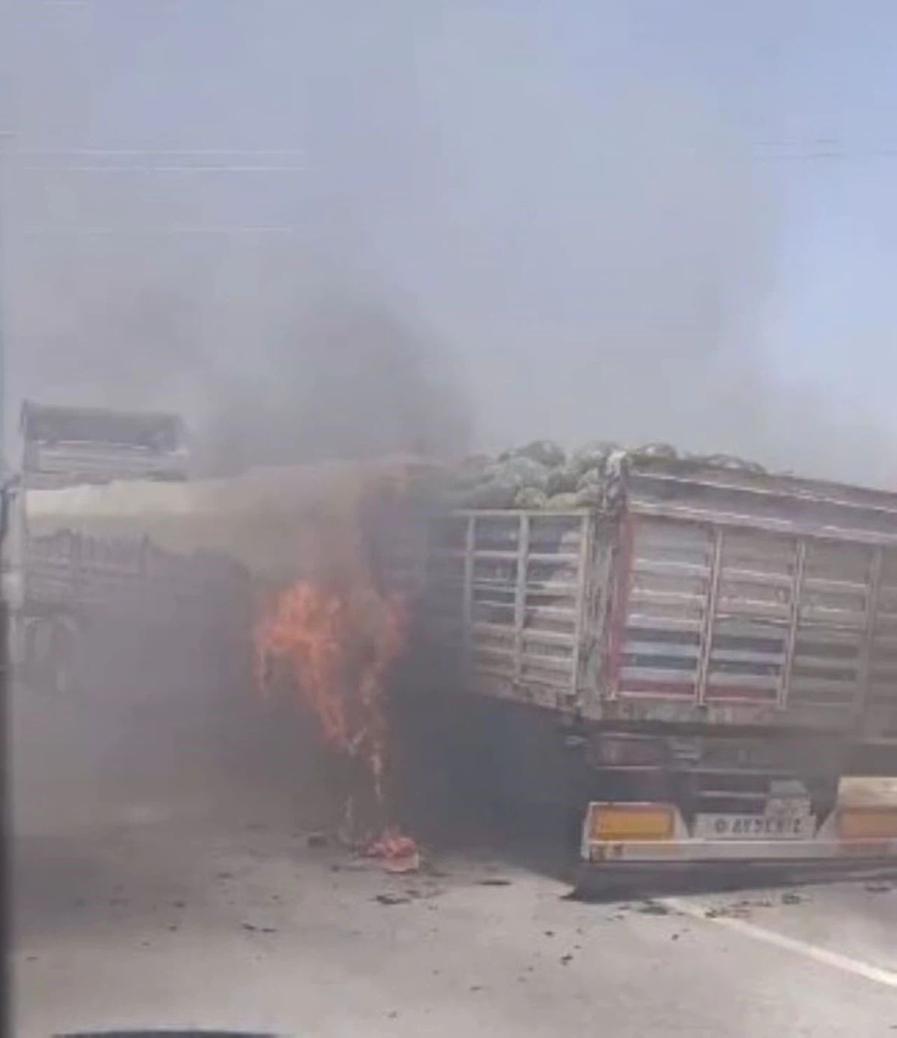 Konya’da seyir halindeki karpuz yüklü tırda yangın!