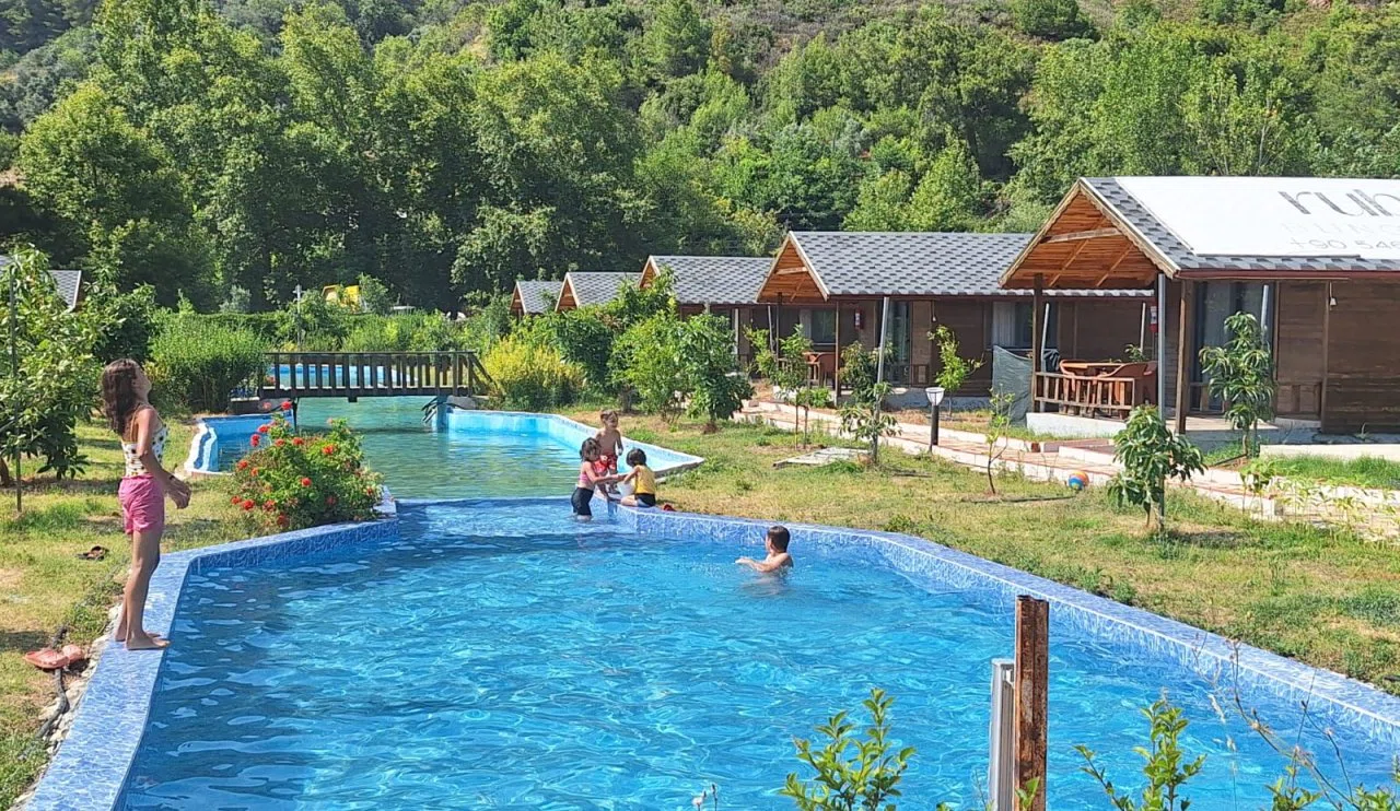 Alanya’nın Dimçayı’nda Karadeniz Hissi: Ruby Bungalov Doğaseverlerin Yeni Gözdesi