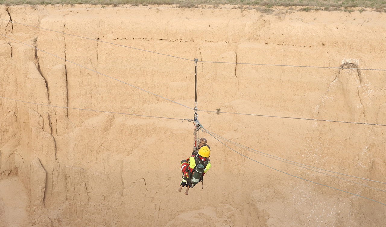 Konya’da 30 metrelik obrukta korku dolu anlar!