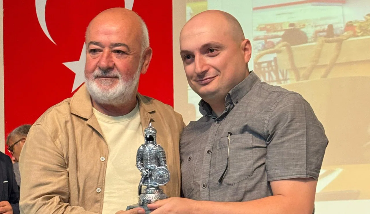 TÜFAD Konya'dan Fatih Şeker'e ödül